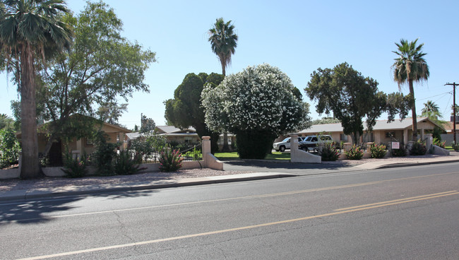 Arcadia Court in Phoenix, AZ - Building Photo - Building Photo