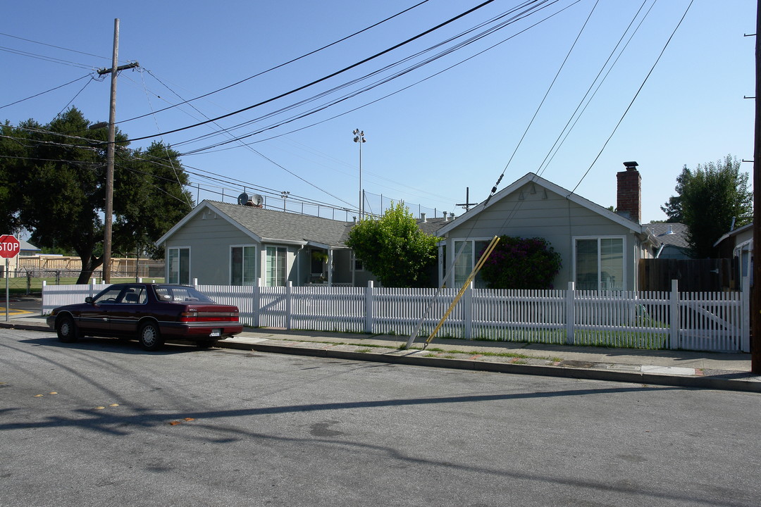 1209-1213 Reese St in Redwood City, CA - Building Photo