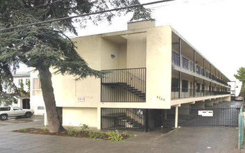 1723 28th Ave in Oakland, CA - Foto de edificio - Building Photo