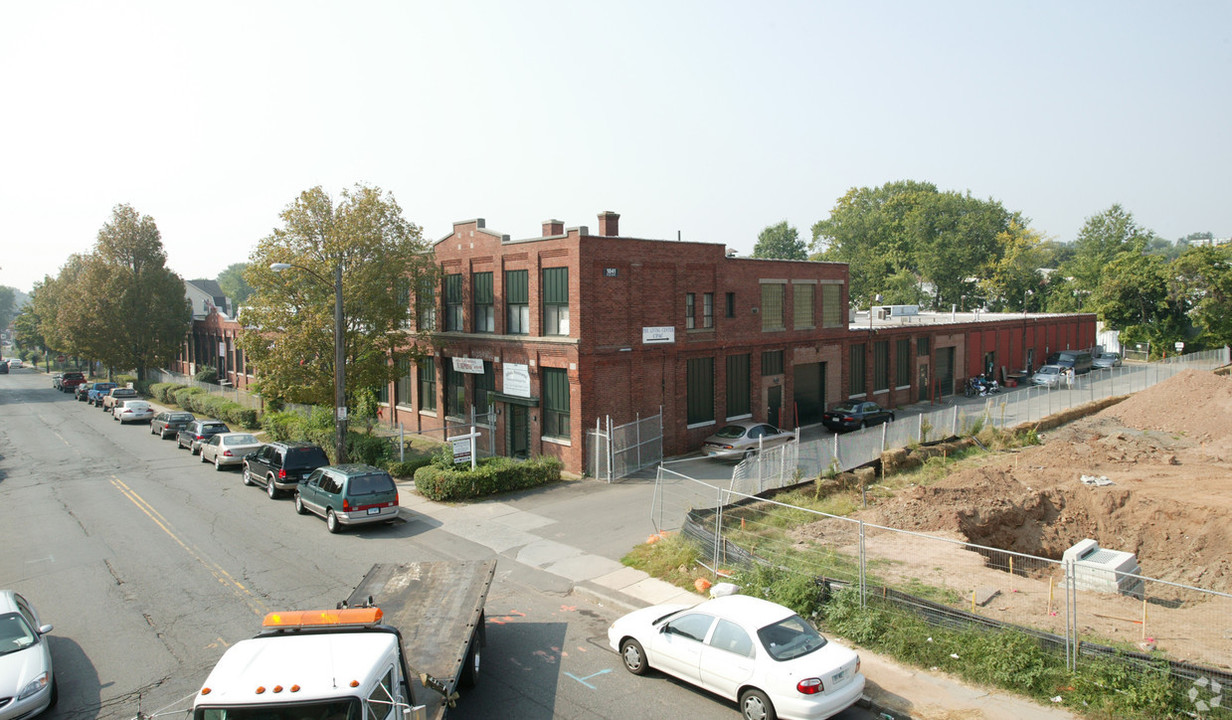 1841 Broad St in Hartford, CT - Building Photo