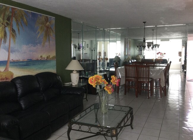 property at 2821 Somerset Dr