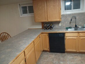 564 Richland Ave, Unit B in Pocatello, ID - Foto de edificio - Building Photo