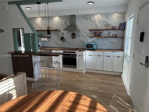 1860 Venice Park Dr in North Miami, FL - Foto de edificio - Building Photo