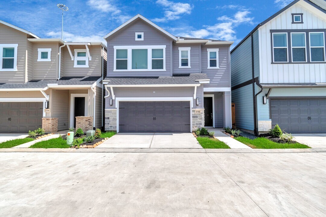 2722 Brown Lk St in Houston, TX - Foto de edificio