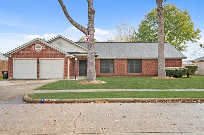 7010 Pembrough Ln in Katy, TX - Foto de edificio - Building Photo
