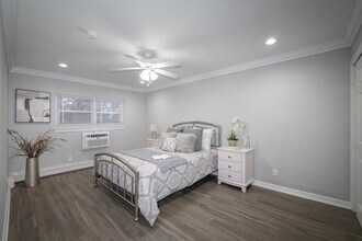 92 S Clinton Ave in Bay Shore, NY - Building Photo - Building Photo
