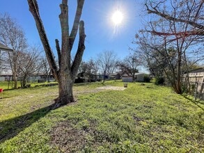 523 W Merriweather St in New Braunfels, TX - Building Photo - Building Photo