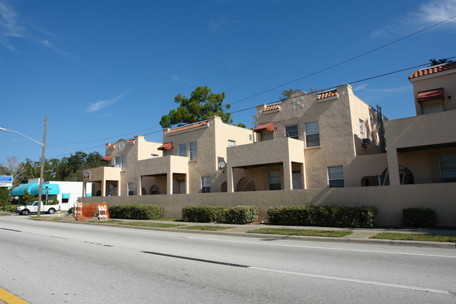 1115 S Ridgewood Ave in Daytona Beach, FL - Foto de edificio - Building Photo