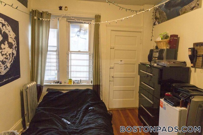 1377 Commonwealth Ave, Unit 8 in Boston, MA - Building Photo - Building Photo