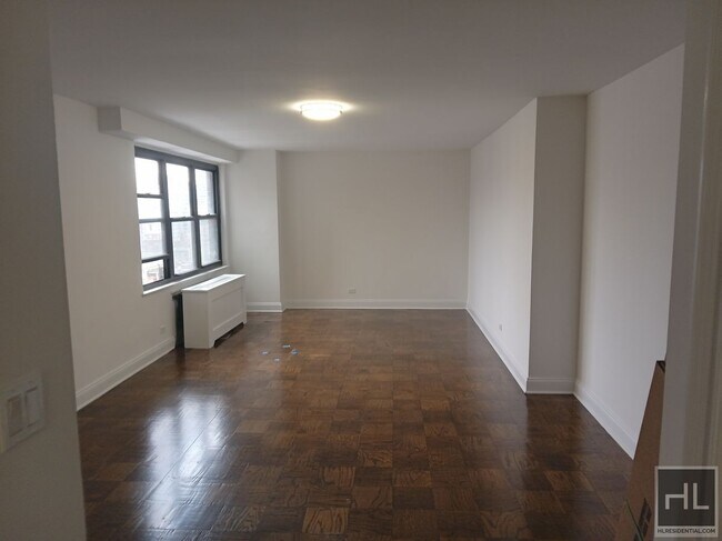 East 82nd Street in New York, NY - Building Photo - Building Photo