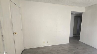 5181 W Pioneer Ave, Unit 203 in Las Vegas, NV - Foto de edificio - Building Photo
