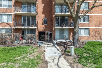 2200 Grace in Lombard, IL - Foto de edificio - Building Photo