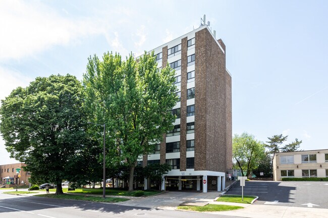 Valmont Towers in Philadelphia, PA - Foto de edificio - Building Photo