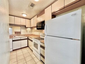 800 W Collins St in Denton, TX - Building Photo - Building Photo