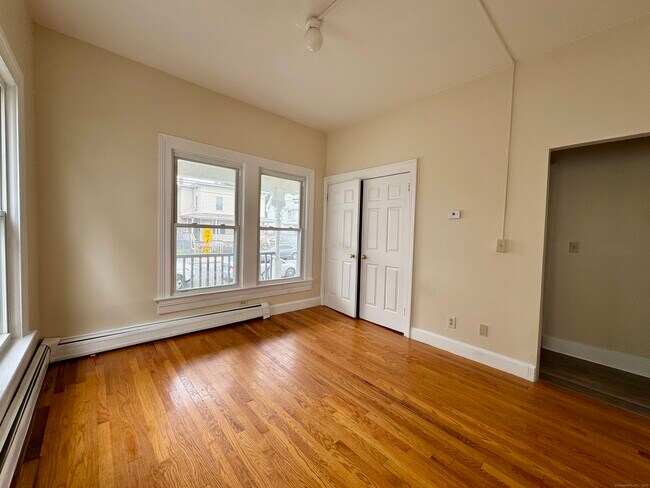 251 Black Rock Ave in Bridgeport, CT - Building Photo - Building Photo