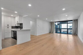 8650 Gulana Ave in Los Angeles, CA - Building Photo - Building Photo