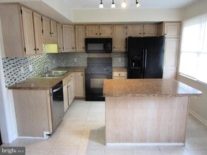 1023 Lindsay Ln in Hagerstown, MD - Building Photo - Building Photo
