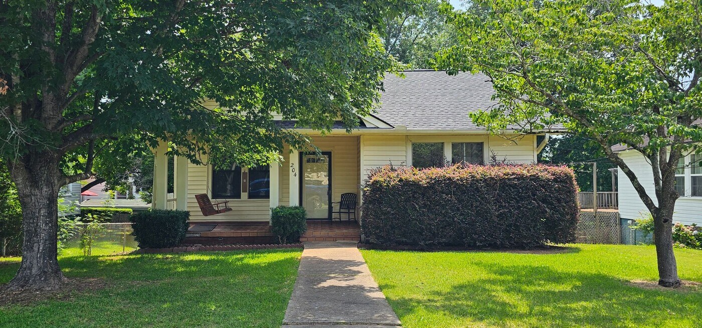 204 C St SE in Thomaston, GA - Building Photo