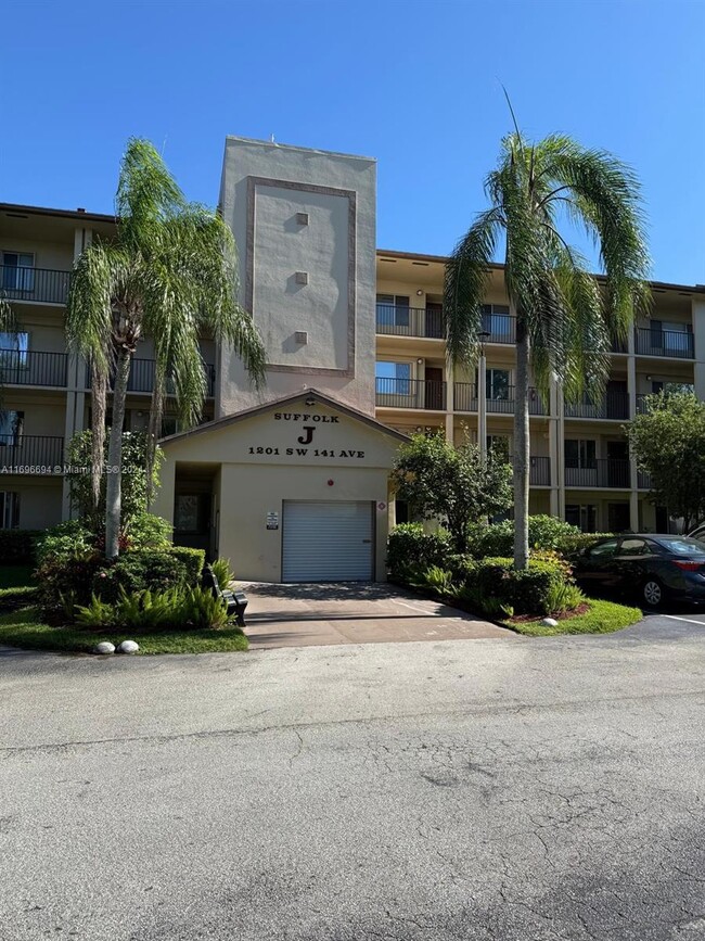 1201 SW 141st Ave in Pembroke Pines, FL - Building Photo - Building Photo