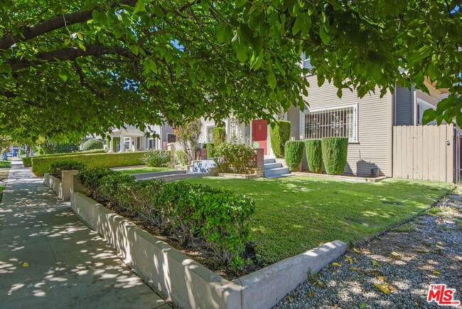 975 Westchester Pl in Los Angeles, CA - Building Photo - Building Photo