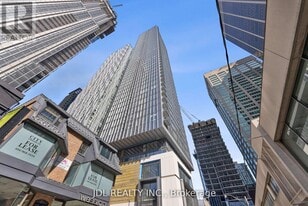 8 Cumberland St in Toronto, ON - Building Photo