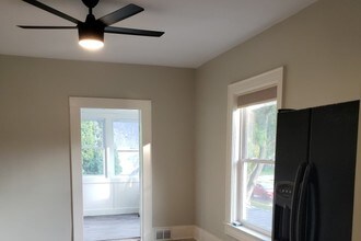 454 W Wisconsin Ave, Unit 2 in Oconomowoc, WI - Building Photo - Building Photo