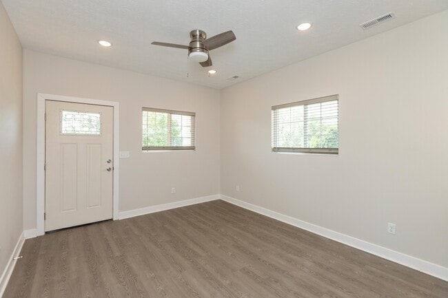 2143 Columbia Ave in Indianapolis, IN - Foto de edificio - Building Photo