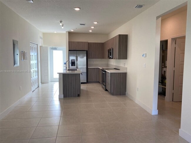 4636 NW 84th Ave