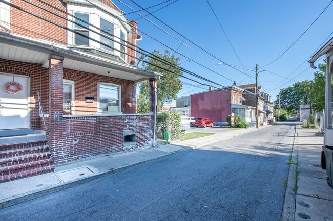 213 N Railroad St in Allentown, PA - Building Photo - Building Photo