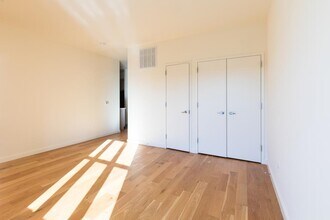 210 9th St in Jersey City, NJ - Building Photo - Building Photo