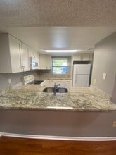 10125 Lake Oak Cir in Tampa, FL - Foto de edificio - Building Photo