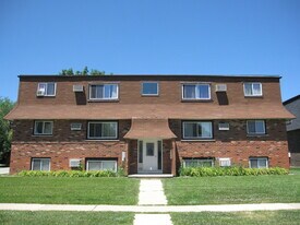 1300 Getzelman Dr in Elgin, IL - Building Photo