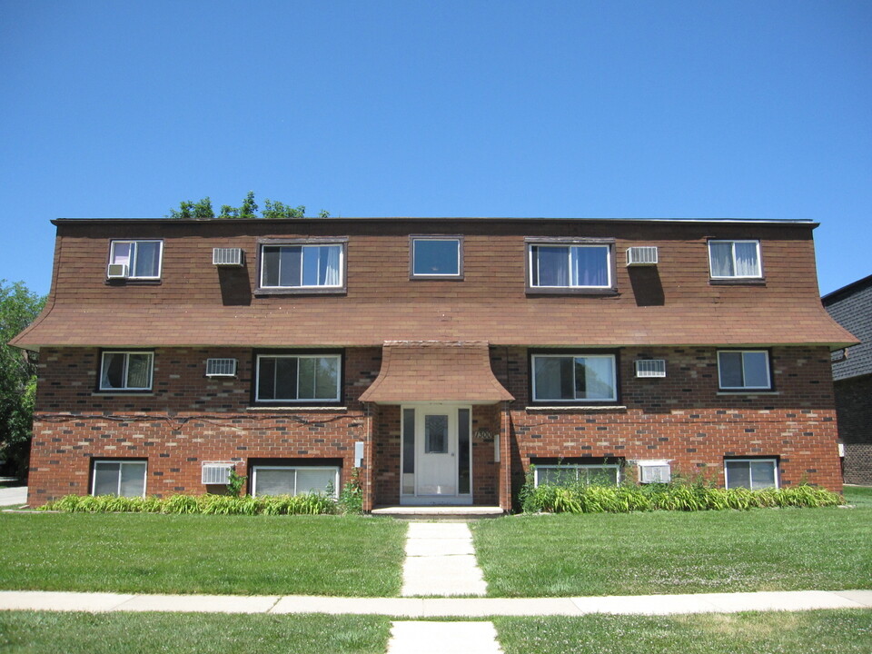 1300 Getzelman Dr in Elgin, IL - Foto de edificio