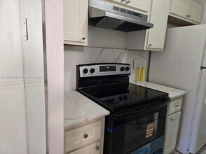 10080 Twin Lakes Dr in Coral Springs, FL - Building Photo - Building Photo