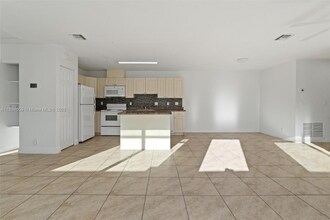 6035 SW 40th Ct in Miramar, FL - Building Photo - Building Photo