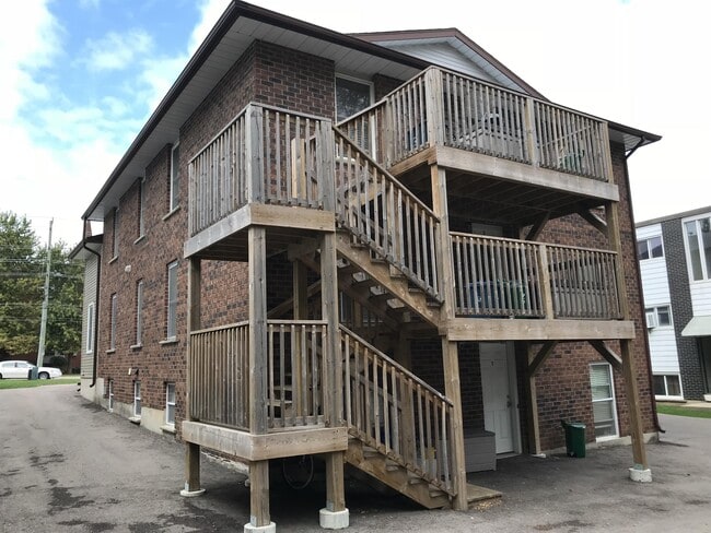 379-379 Erb St. W in Waterloo, ON - Building Photo - Building Photo