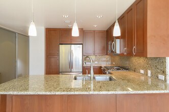 10650 NE 9th Pl in Bellevue, WA - Building Photo - Building Photo