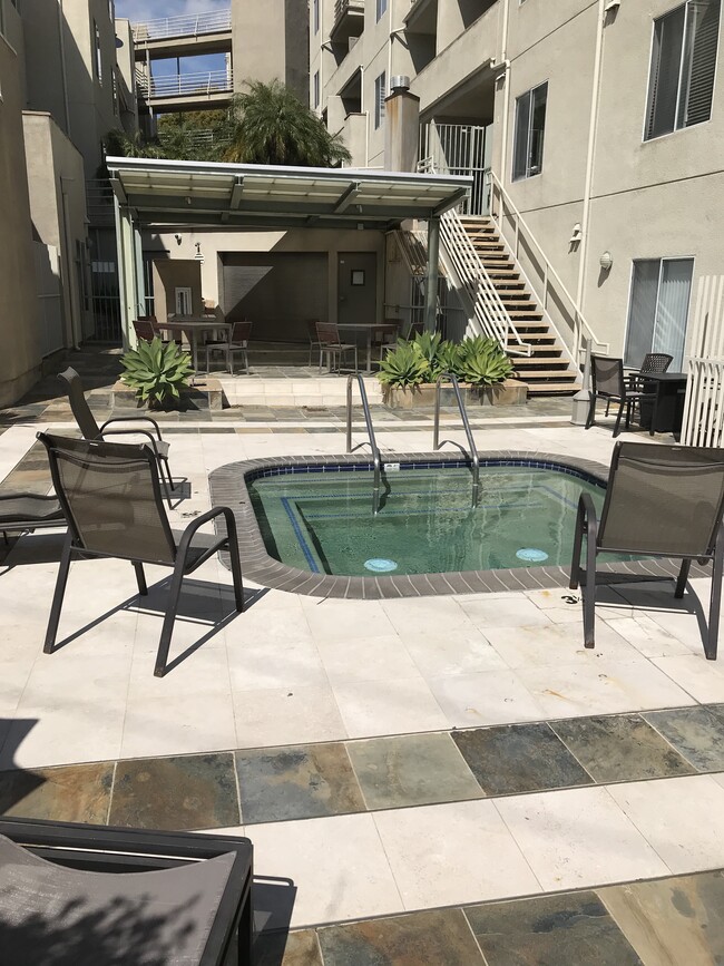 property at 2915 Montrose Ave