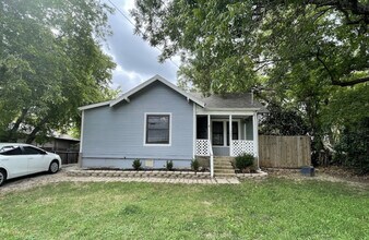 909 W Oak St in Weatherford, TX - Foto de edificio - Building Photo