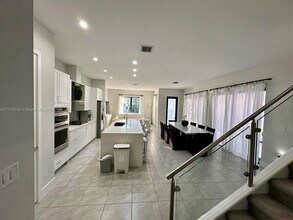 4444 NW 82nd Ave in Doral, FL - Building Photo - Building Photo