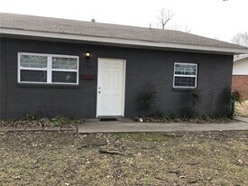 908 Young St in Springdale, AR - Building Photo