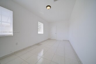 1471 NW 93rd St in Miami, FL - Foto de edificio - Building Photo