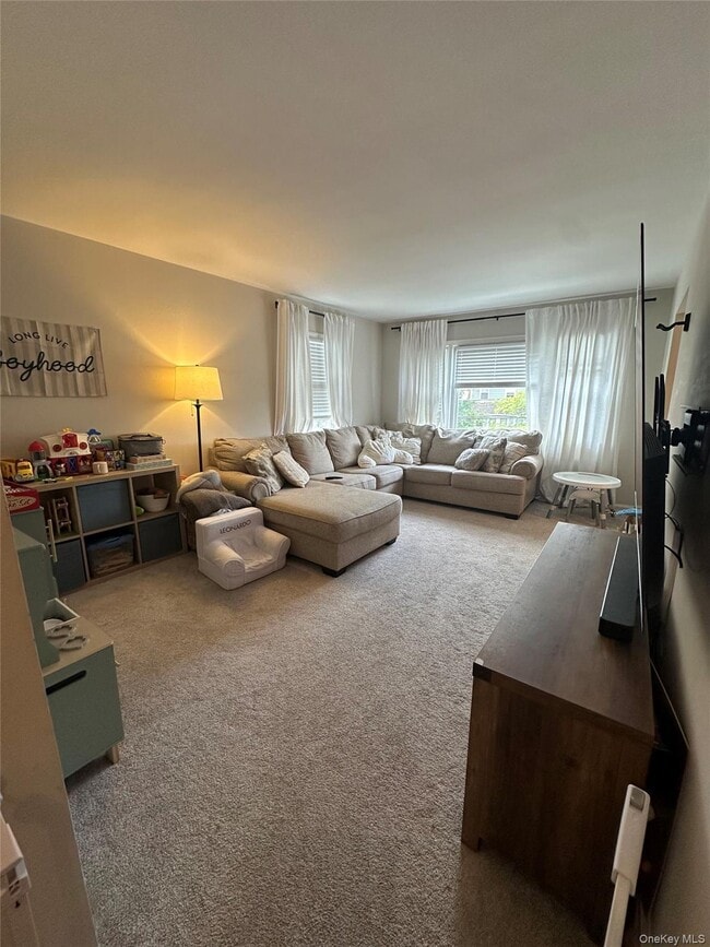 17 Hazel Pl in Lynbrook, NY - Building Photo - Building Photo