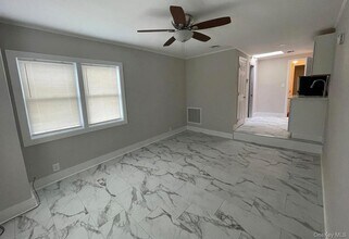 406 Main St in Brookhaven, NY - Building Photo - Building Photo