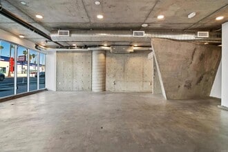 5750 Hollywood Blvd, Unit 232 in Los Angeles, CA - Building Photo - Building Photo