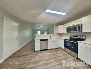 705 Continental Dr in Concord, NC - Foto de edificio - Building Photo