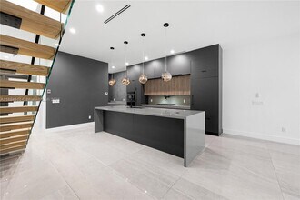 813 NE 17th Terrace in Fort Lauderdale, FL - Foto de edificio - Building Photo
