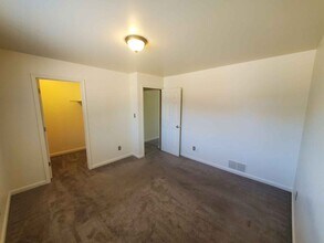 24691 W Outer Dr, Unit Apartment #6 in Melvindale, MI - Building Photo - Building Photo