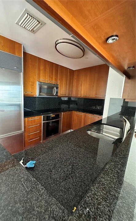 901 Brickell Key Blvd, Unit 1401 in Miami, FL - Building Photo
