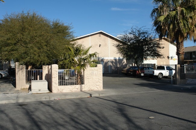 2300 Saturn Ave in North Las Vegas, NV - Foto de edificio - Building Photo